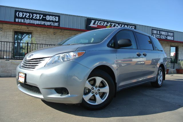 Toyota Sienna 2011 photo 3