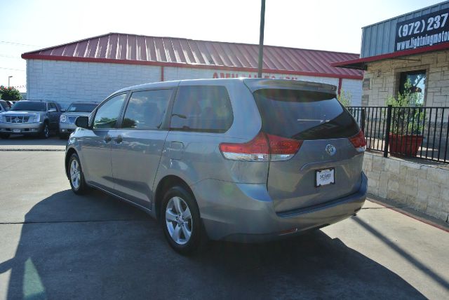 Toyota Sienna 2011 photo 4