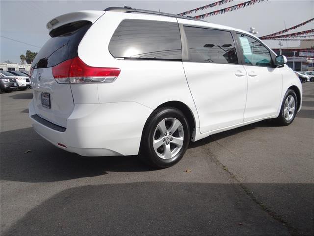 Toyota Sienna 2011 photo 2