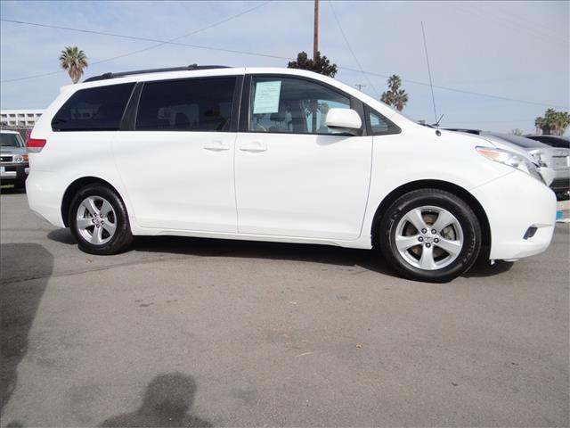 Toyota Sienna 2011 photo 3