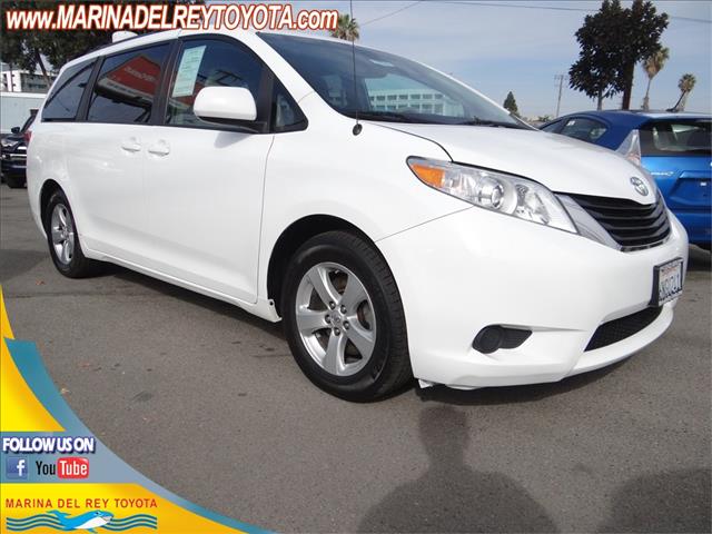 Toyota Sienna 2011 photo 4