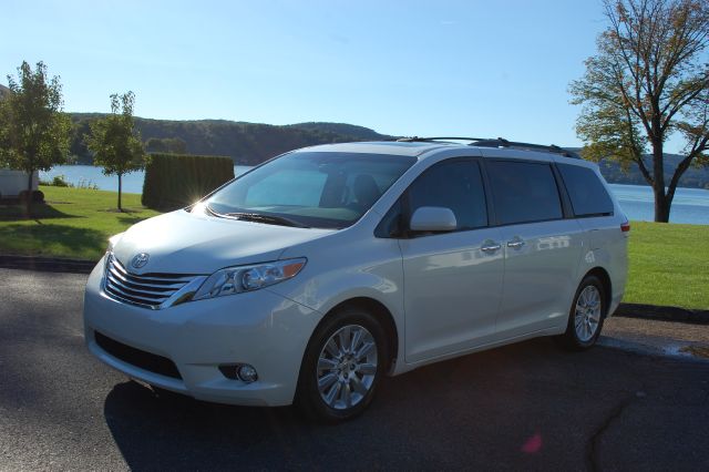 Toyota Sienna 2011 photo 2