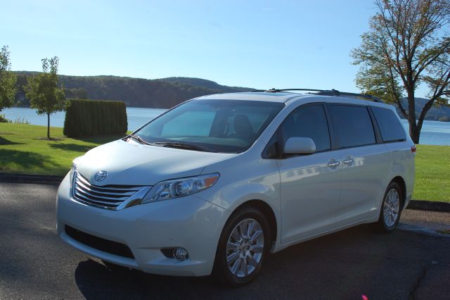 Toyota Sienna 2011 photo 3