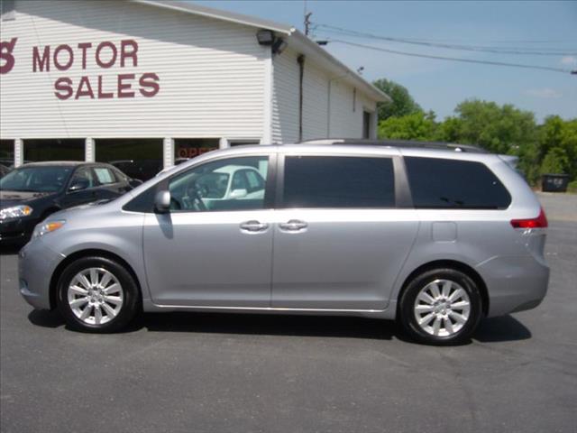 Toyota Sienna 2011 photo 2