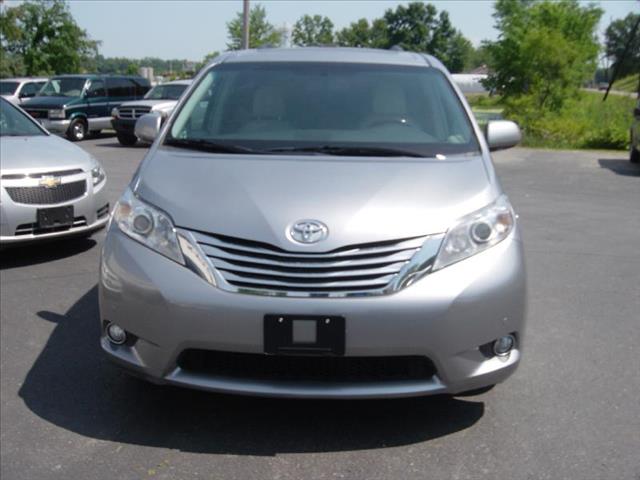 Toyota Sienna 2011 photo 4