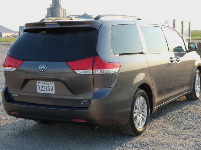 Toyota Sienna 2011 photo 1