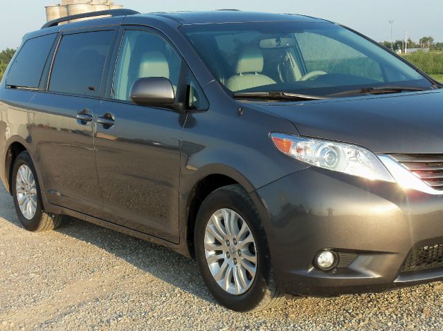 Toyota Sienna 2011 photo 2