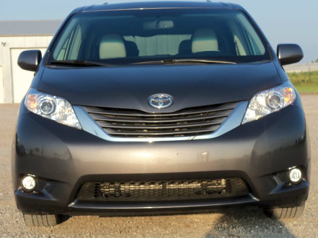 Toyota Sienna 2011 photo 3