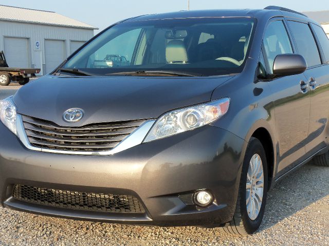 Toyota Sienna 2011 photo 4