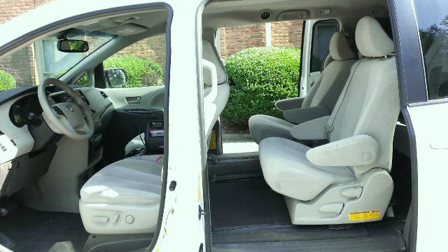 Toyota Sienna 2011 photo 1