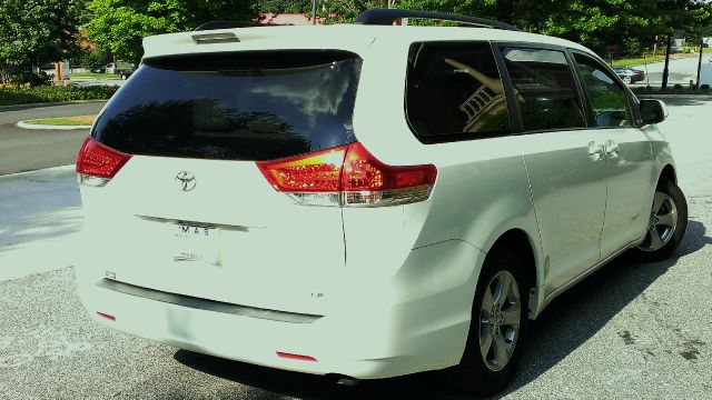 Toyota Sienna 2011 photo 2