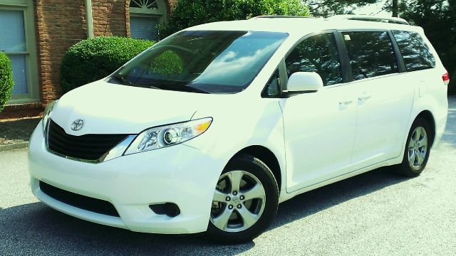 Toyota Sienna 2011 photo 4