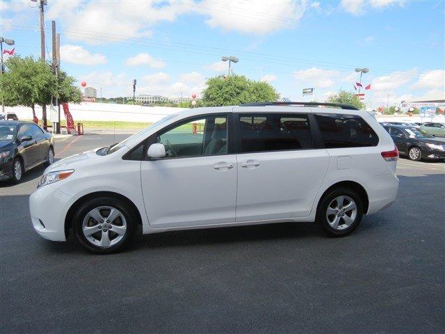 Toyota Sienna 2011 photo 1