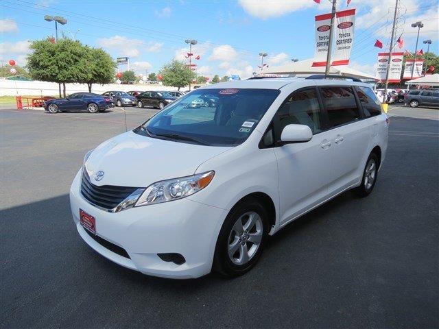 Toyota Sienna 2011 photo 2