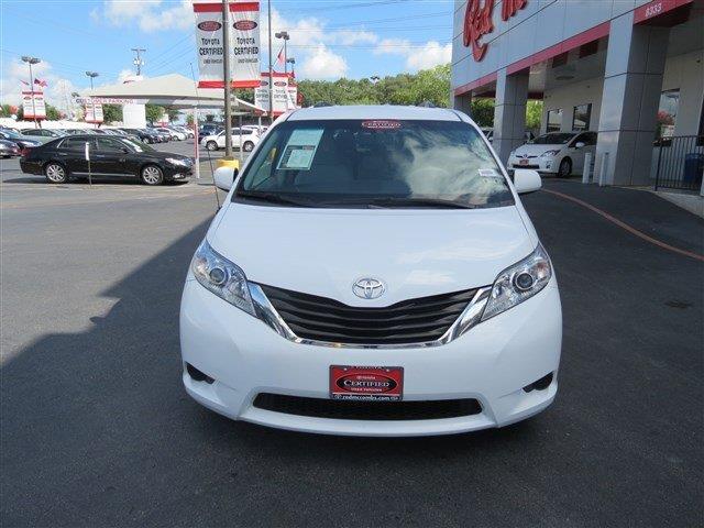 Toyota Sienna 2011 photo 3