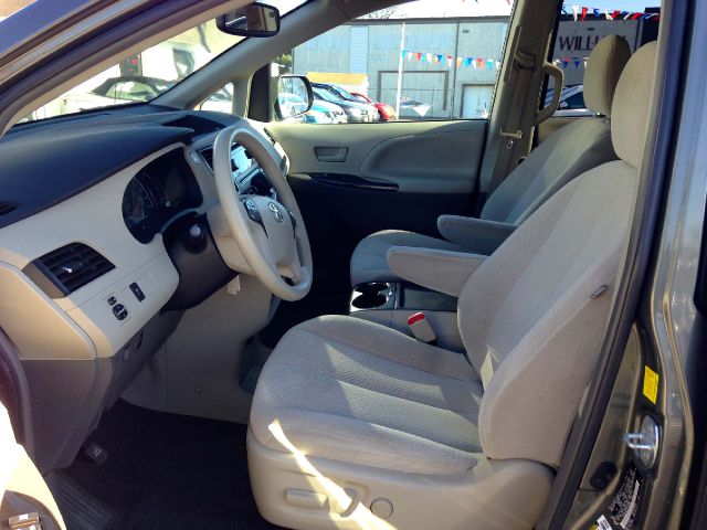 Toyota Sienna 2011 photo 3