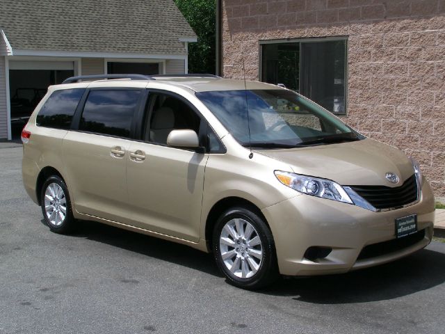 Toyota Sienna 2011 photo 1