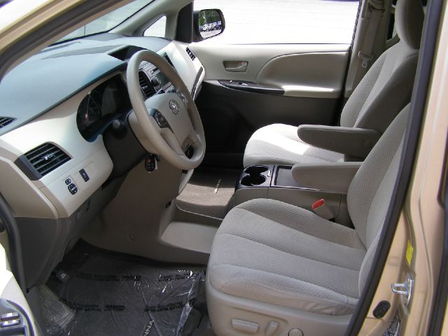 Toyota Sienna 2011 photo 2