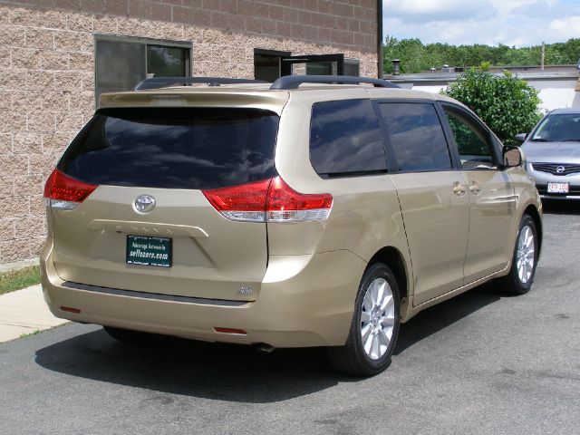 Toyota Sienna 2011 photo 3