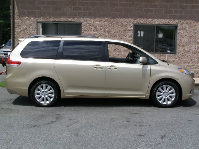 Toyota Sienna 2011 photo 4