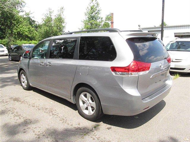 Toyota Sienna 2011 photo 1