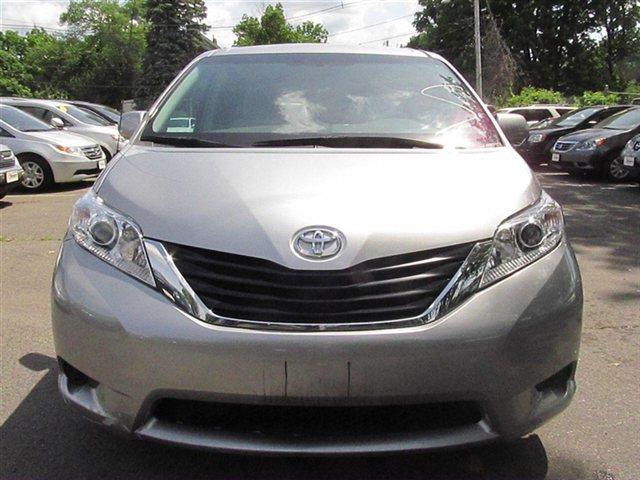 Toyota Sienna 2011 photo 2