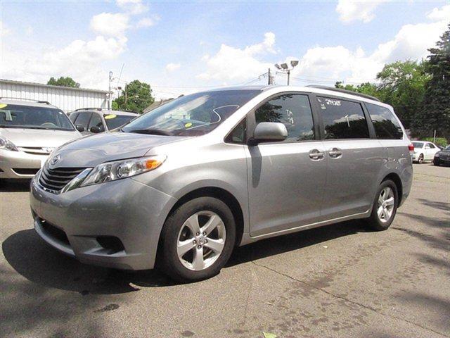 Toyota Sienna 2011 photo 3