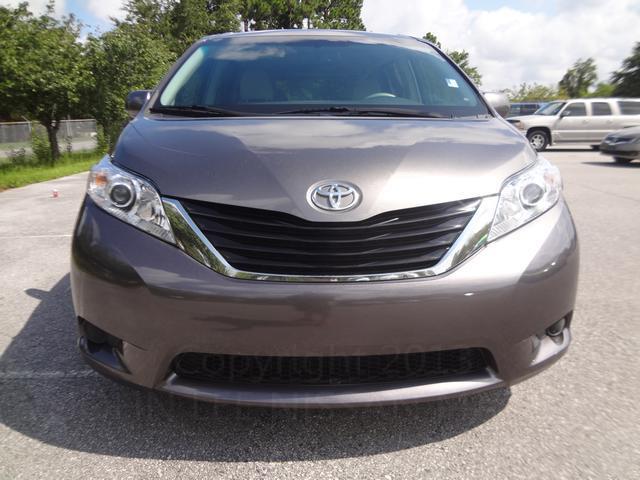 Toyota Sienna 2011 photo 1