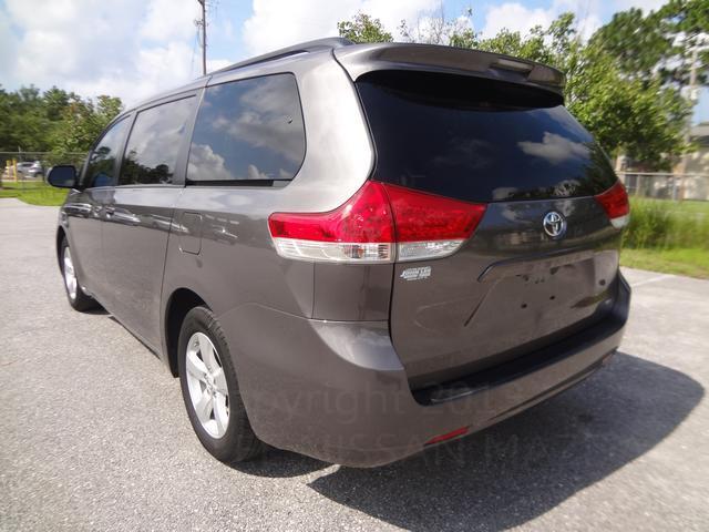 Toyota Sienna 2011 photo 2