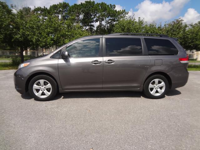 Toyota Sienna 2011 photo 3