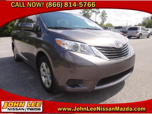 Toyota Sienna 2011 photo 4