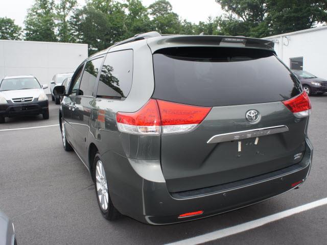 Toyota Sienna 2011 photo 2