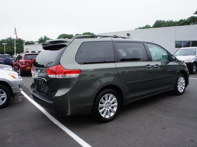 Toyota Sienna 2011 photo 3