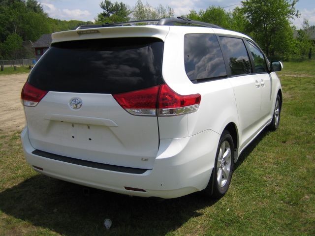 Toyota Sienna 2011 photo 1