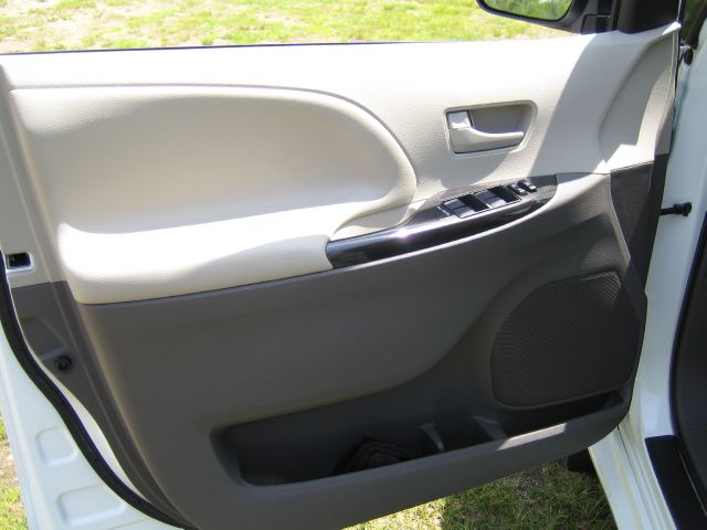 Toyota Sienna 2011 photo 10