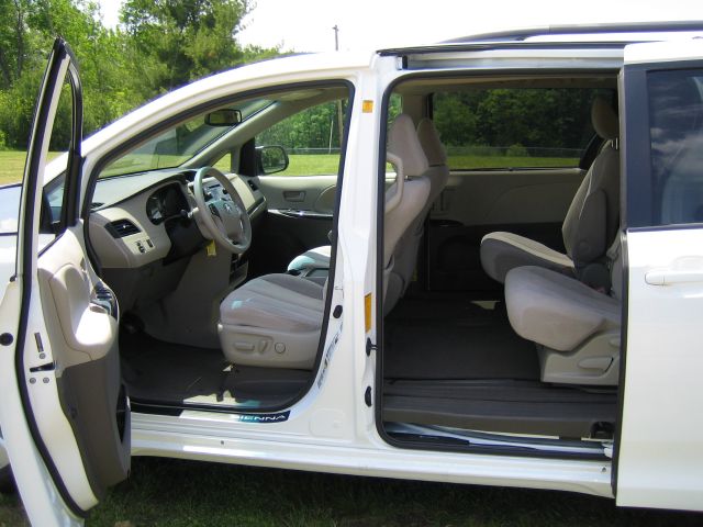 Toyota Sienna 2011 photo 11