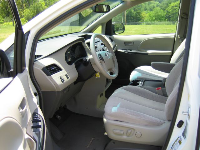 Toyota Sienna 2011 photo 12