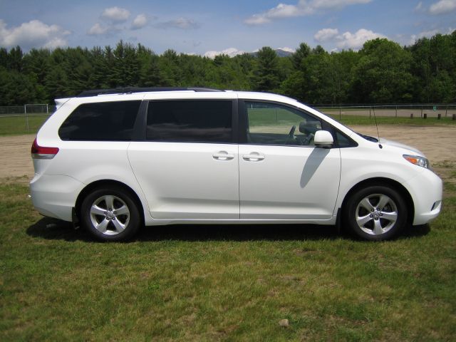 Toyota Sienna 2011 photo 14