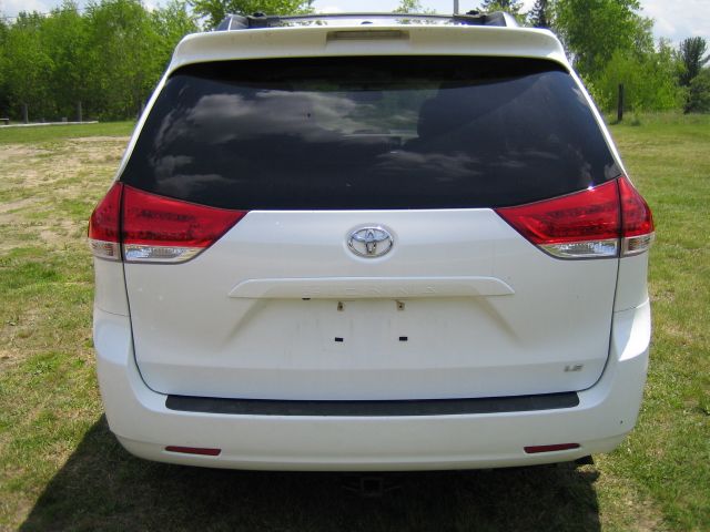 Toyota Sienna 2011 photo 15