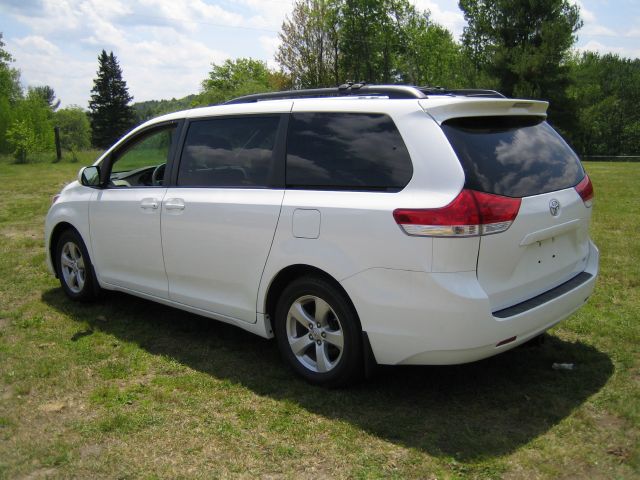 Toyota Sienna 2011 photo 16