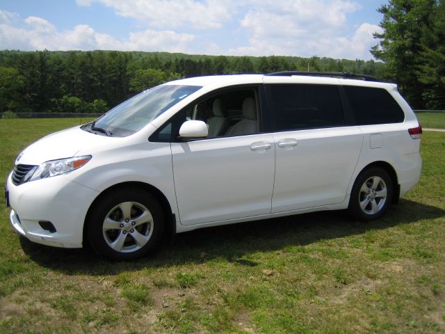 Toyota Sienna 2011 photo 17