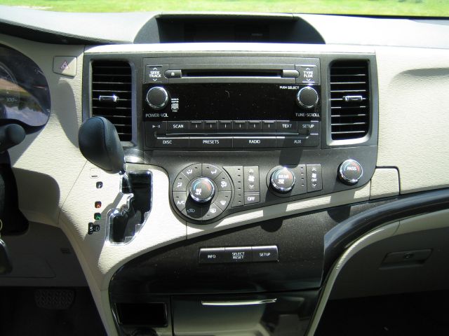 Toyota Sienna 2011 photo 18