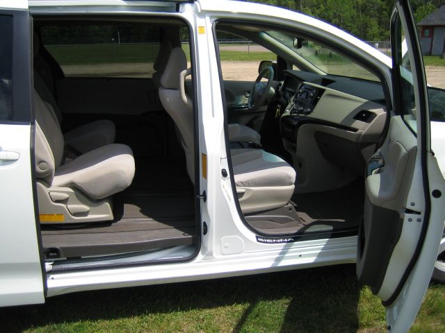 Toyota Sienna 2011 photo 19