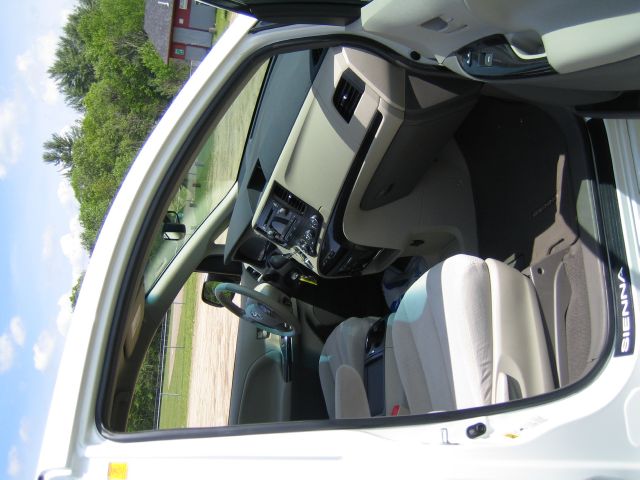 Toyota Sienna 2011 photo 2