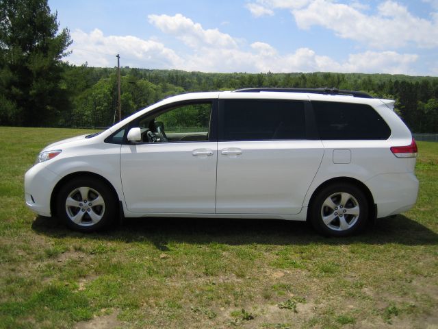 Toyota Sienna 2011 photo 20