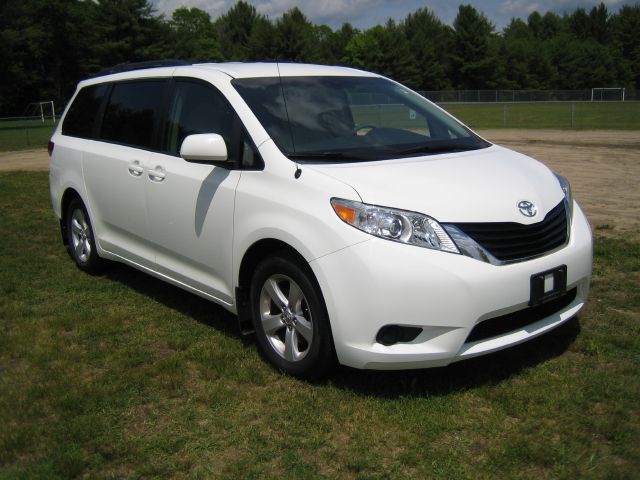 Toyota Sienna 2011 photo 21