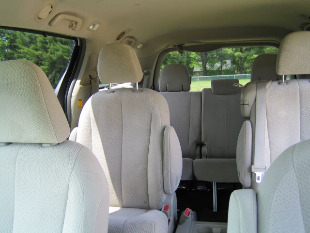 Toyota Sienna 2011 photo 7