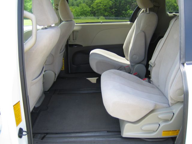 Toyota Sienna 2011 photo 8