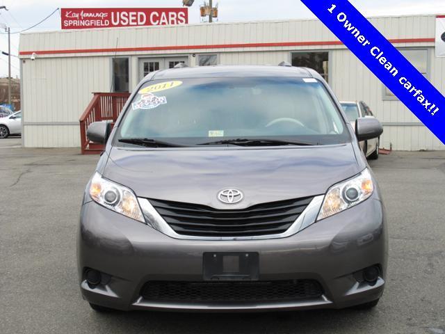 Toyota Sienna 2011 photo 1