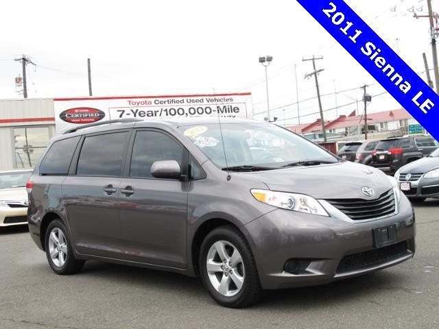 Toyota Sienna 2011 photo 2